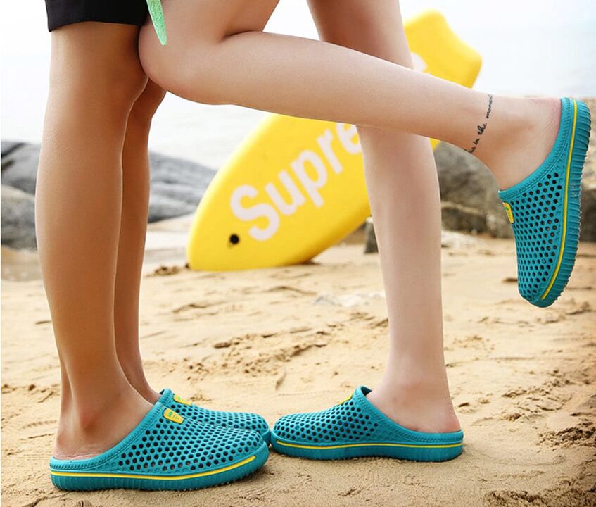 Para evitar a infección por fungos, cómpre usar zapatillas cando camiñas pola praia. 